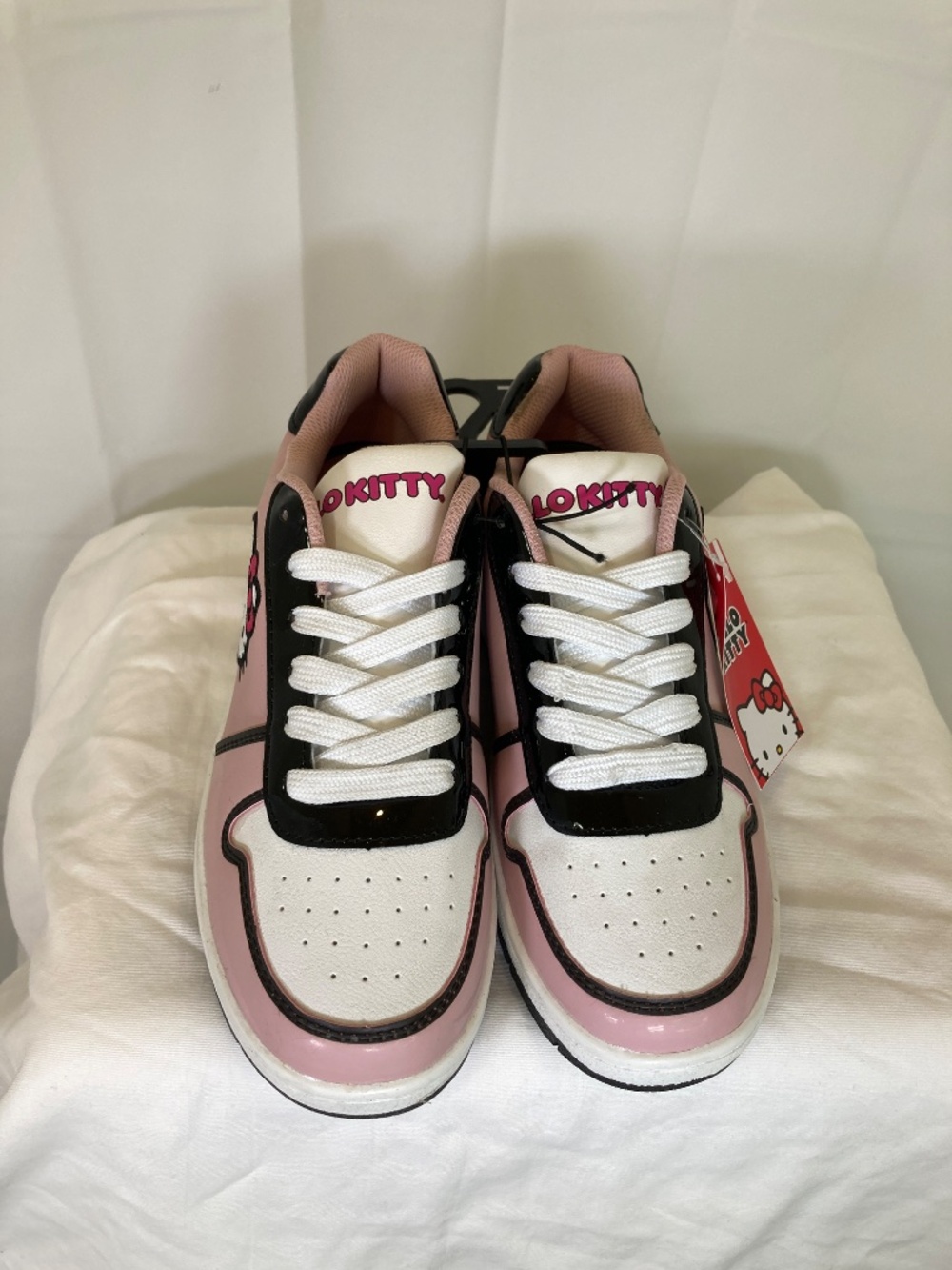Hello Kitty Sz 7 Pink Black White Ladies Shoes Sneakers New With Tags Black Sole - Picture 4 of 12
